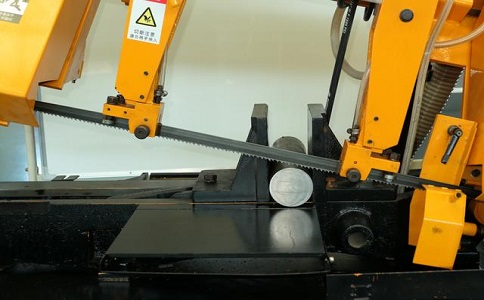 平武数控带锯床自动送料精度会出现偏差吗？